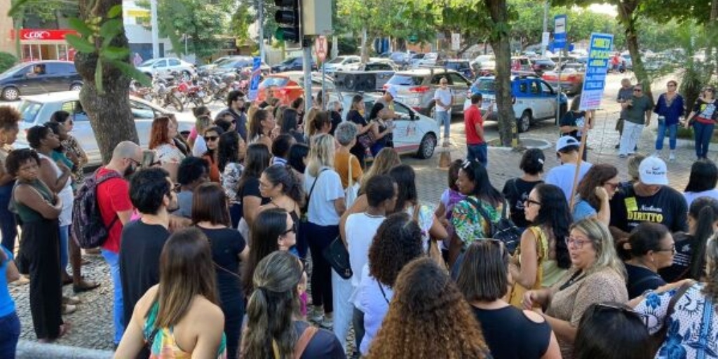 Professores fazem ato em frente à Prefeitura de Cabo Frio, mesmo após divulgação de reajuste salarial 