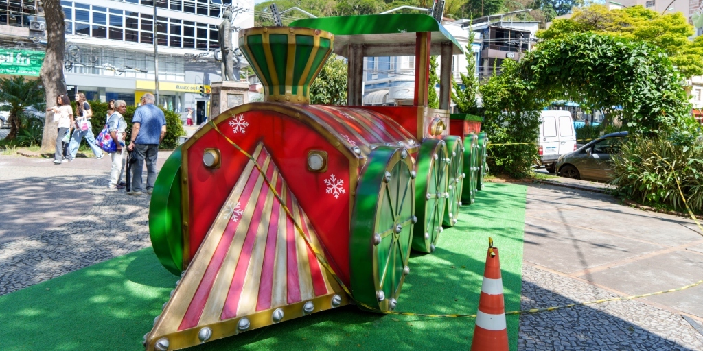 Decoração natalina já chama atenção de quem passa pelas ruas de Friburgo