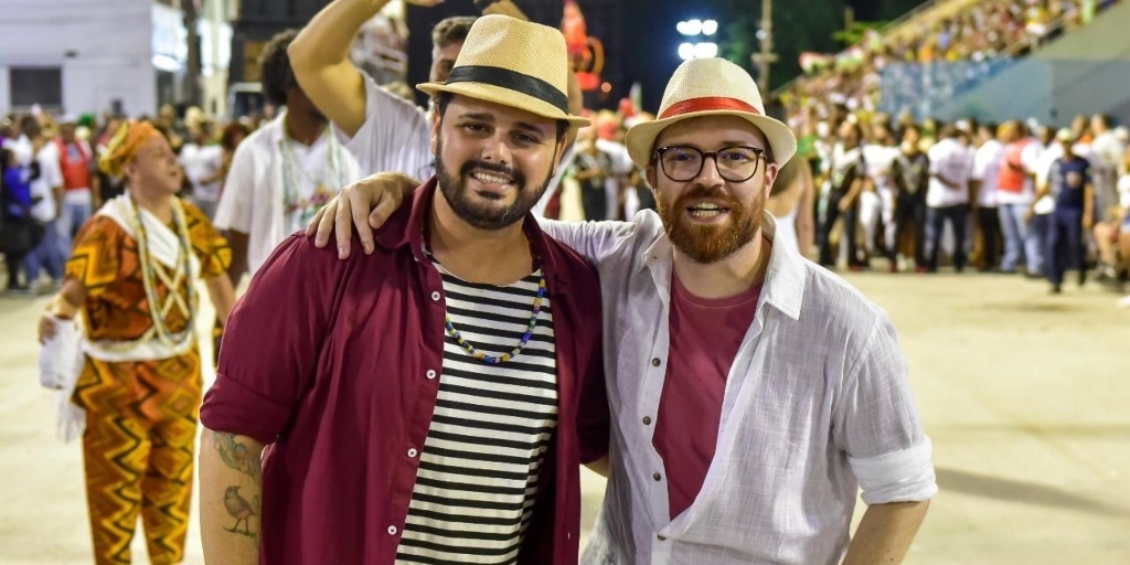 Gabriel Haddad ao lado de Leonardo Bora. Ambos carnavalescos da Grande Rio 