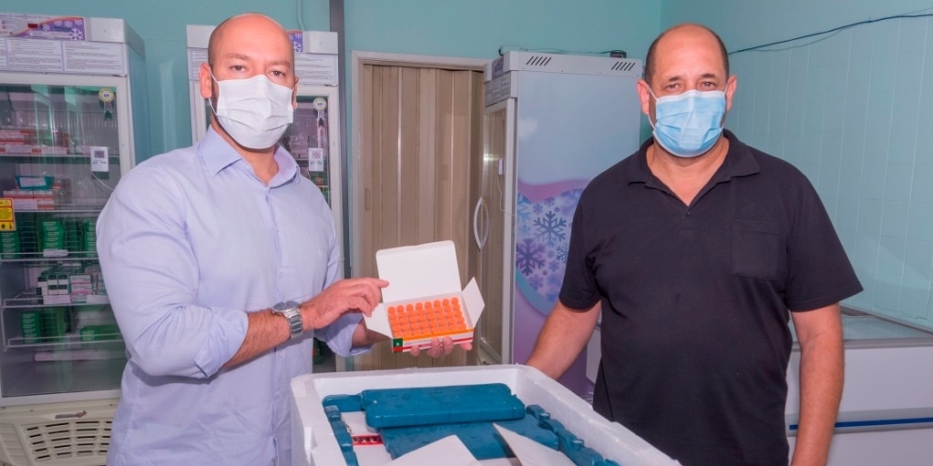 Prefeito Vinicius Claussen e secretário de Saúde, Antonio Vaasconcellos, conferem lote de vacinas