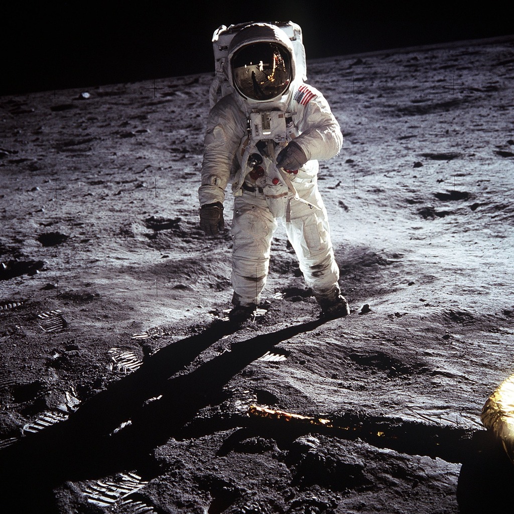 Famosa foto em que astronauta Buzz Aldrin reflete Neil Armstrong na viseira do capacete