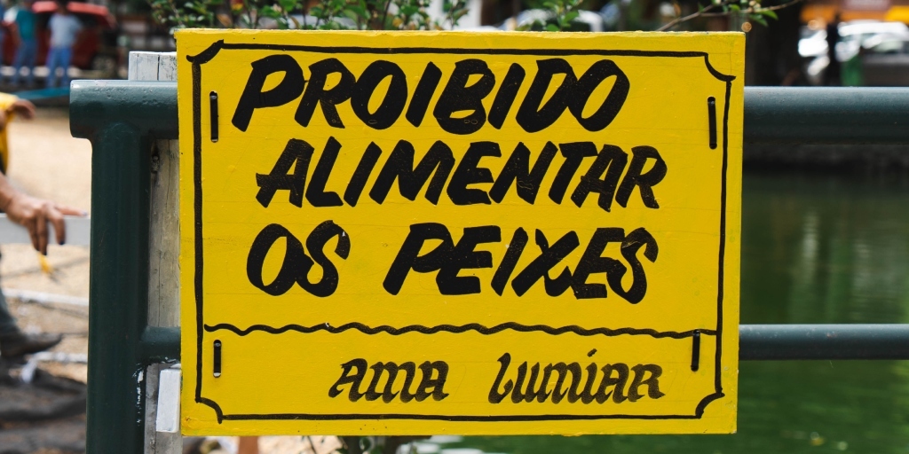 Placa da AMA Lumiar alerta para a proibição de alimentar os peixes
