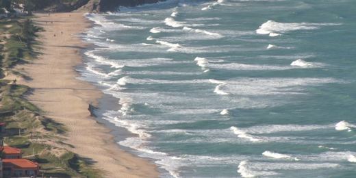 Vulcão entra em erupção nas Ilhas Canárias, mas possibilidade de tsunami na costa brasileira é baixa