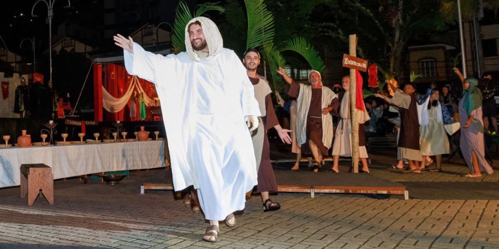 Via Sacra mostra a trajetória de Jesus Cristo, até a ressurreição