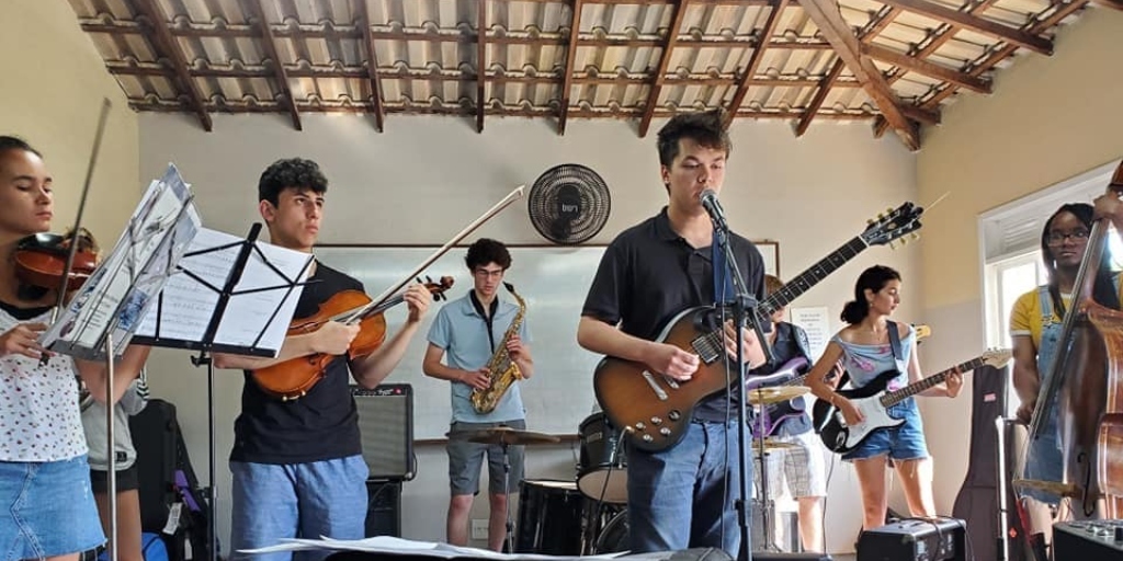 Escola de Música Villa-Lobos, em Búzios, promove atividades em comemoração aos 20 anos