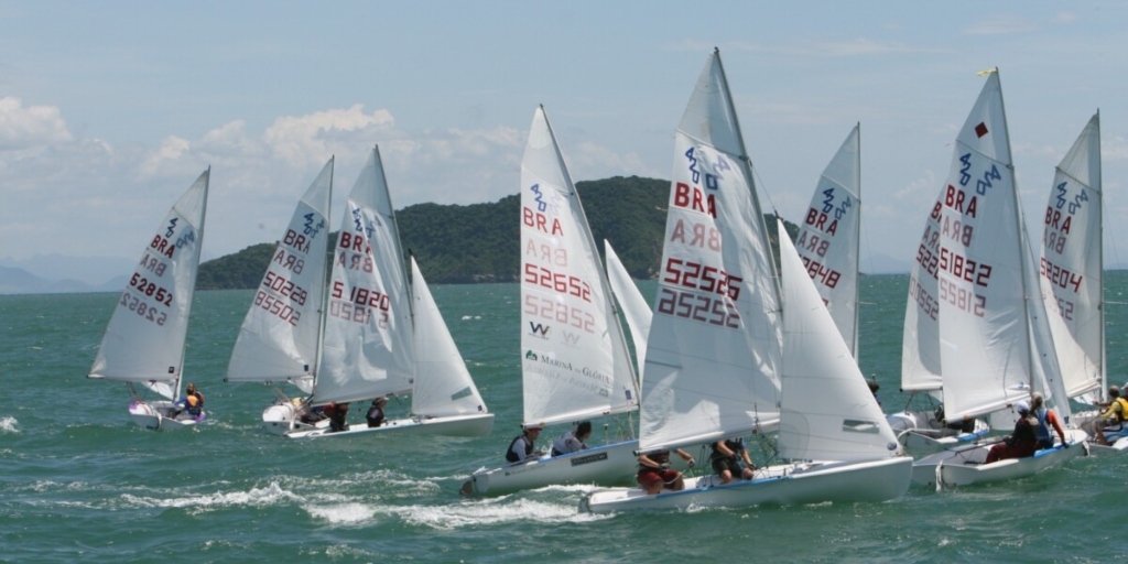 Vento é combustível para o barco nesse esporte