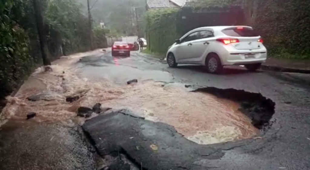 Via pública cede, pela segunda vez, com a força das chuvas em Teresópolis