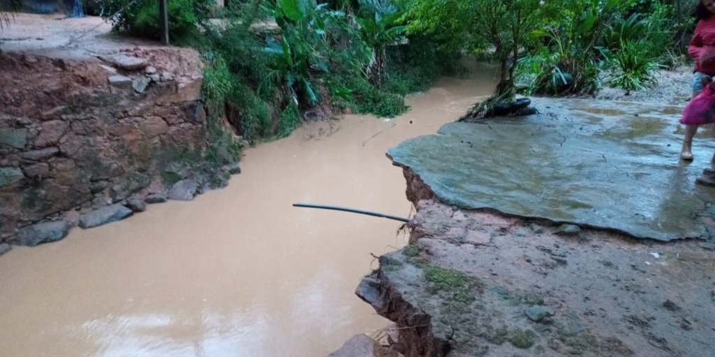 Em Sumidouro, enxurrada destruiu ponte