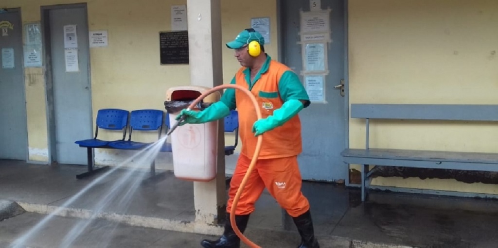 Funcionário da prefeitura realiza a limpeza do pátio do posto de saúde Tunney Kassuga, em Friburgo