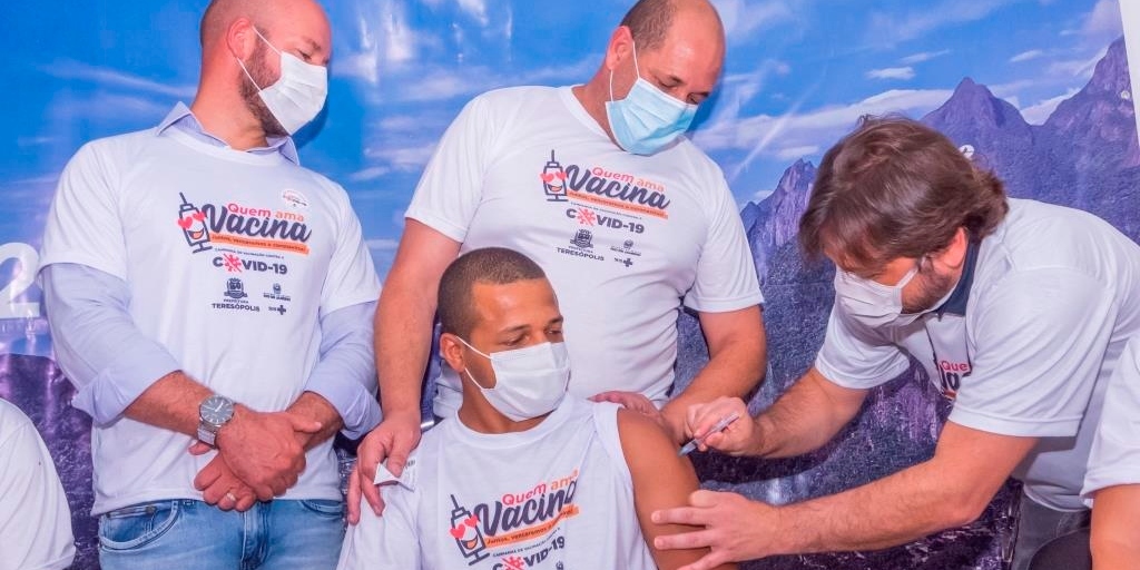 Vice-prefeito, Dr. Ari, aplica vacina no enfermeiro da UPA, Mário Sérgio de Andrade