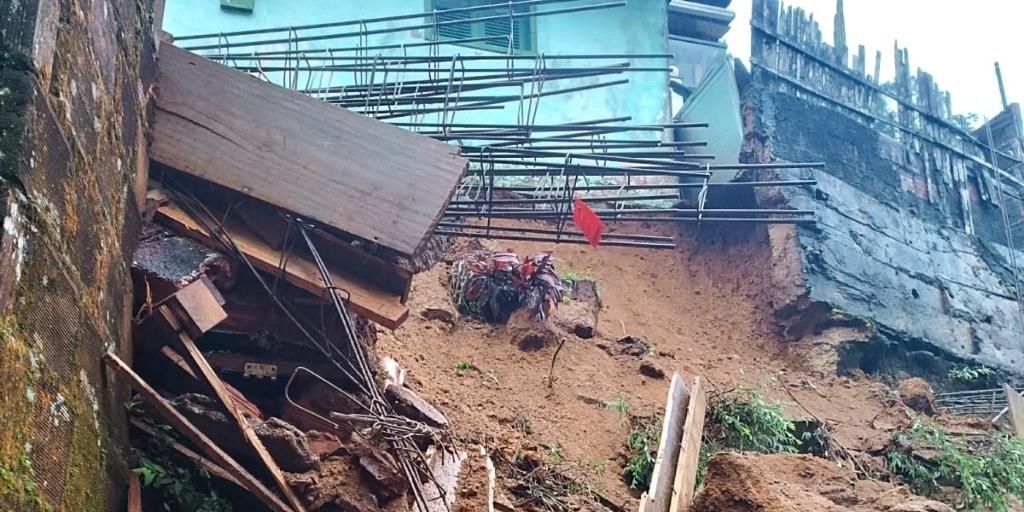  Chuvas causam deslizamento de terra e moradores ficam desalojados em Teresópolis