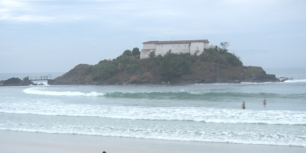 A Marinha do Brasil emitiu alerta de ressaca para as cidades da Região dos Lagos