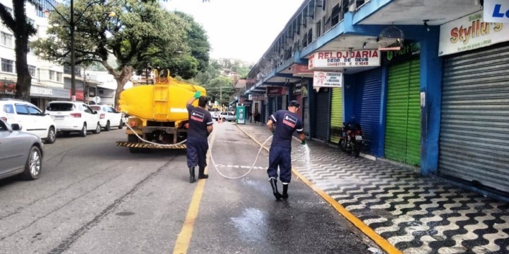Funcionários da Prefeitura de Teresópolis realizam lavagem da calçada e da via em frente à rodoviária