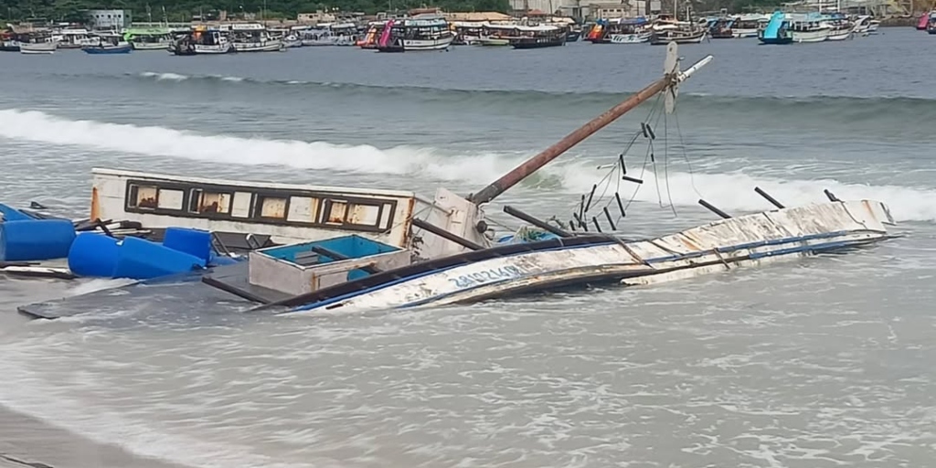 Embarcação ancorada na Praia dos Anjos ficou totalmente destruída após a tempestade