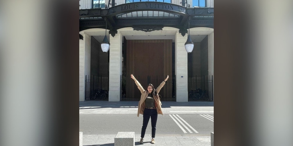 Renata Estefan em frente ao trabalho, na Louis Vuitton de Paris