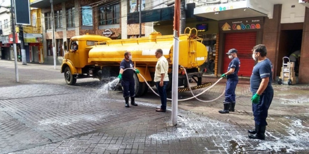 Coronavírus: prefeituras limpam espaços públicos em Nova Friburgo e Teresópolis