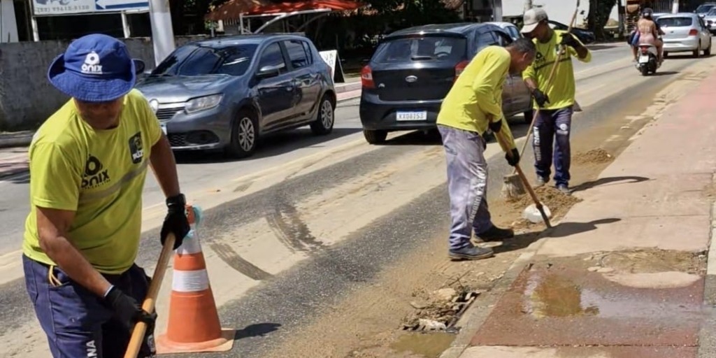 Equipes da prefeitura trabalham nas ruas de Búzios