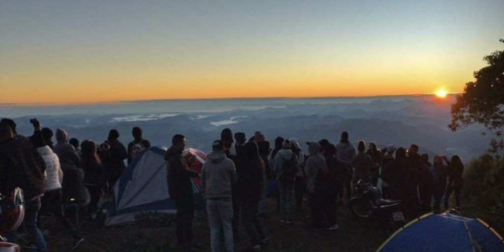 Pico da Caledônia recebe muitos visitantes na alta temporada de inverno