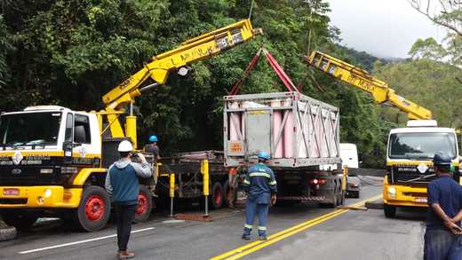 Cilindros de gás GNV são retirados da RJ 116