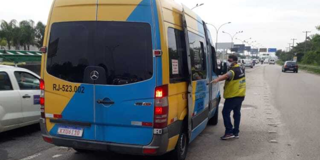 Novas regras do Detro-RJ alteram a luminosidade dos vidros das vans intermunicipais