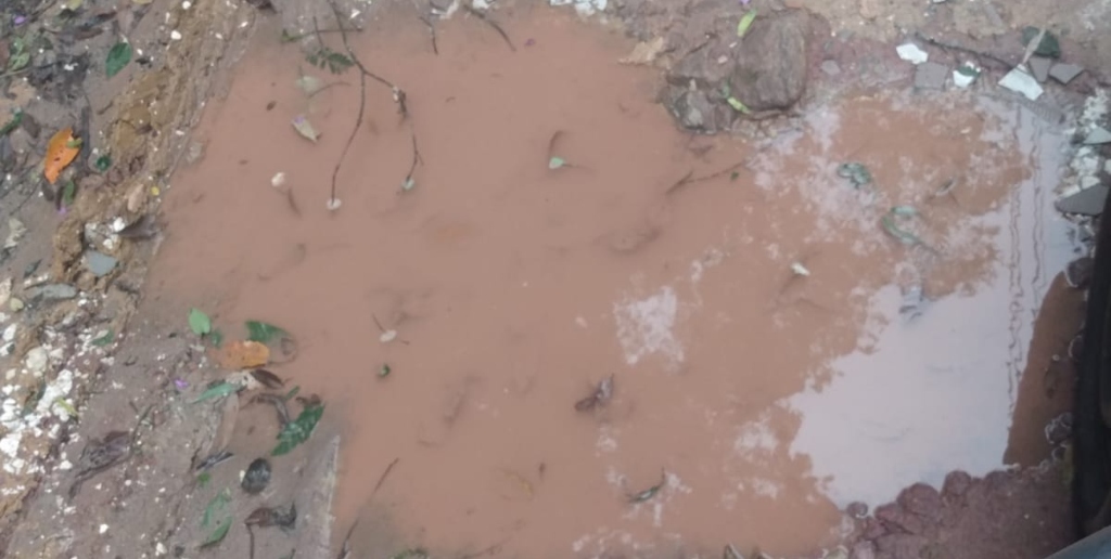 Buracos ficam completamente cheios de água quando chove na região