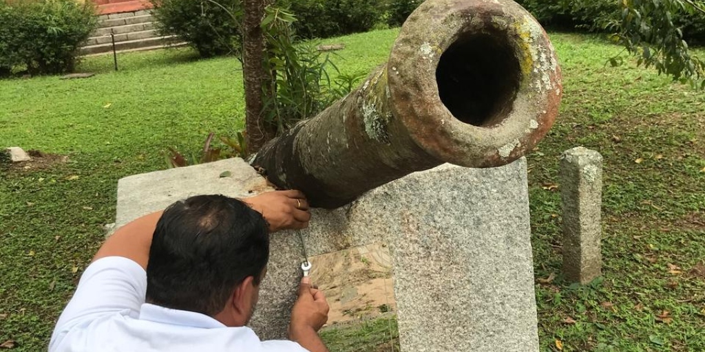 Por décadas, o objeto ficou exposto sobre um pedestal de granito no jardim do colégio