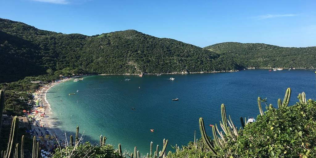 As belas praias de Arraial do Cabo atraem turistas de todo o Brasil