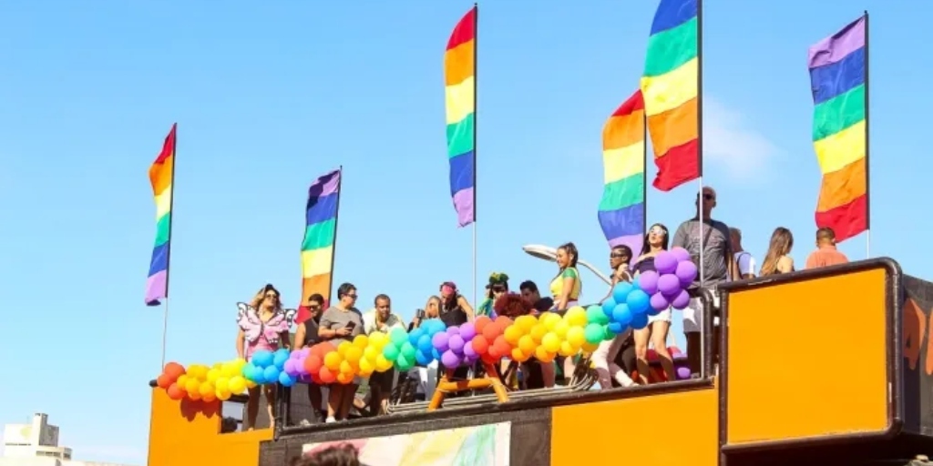 ‘Nossa existência é singular, mas nossa luta é plural. Todes contra a LGBTIfobia!' é o tema desse ano