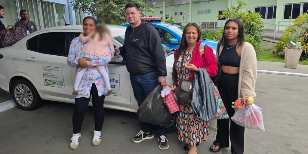 Hospital Alberto Torres divulgou, na tarde desta quinta, 25, uma foto de Valentina no colo de profissional de saúde. Ao lado, aparecem o pai e a avó paterna