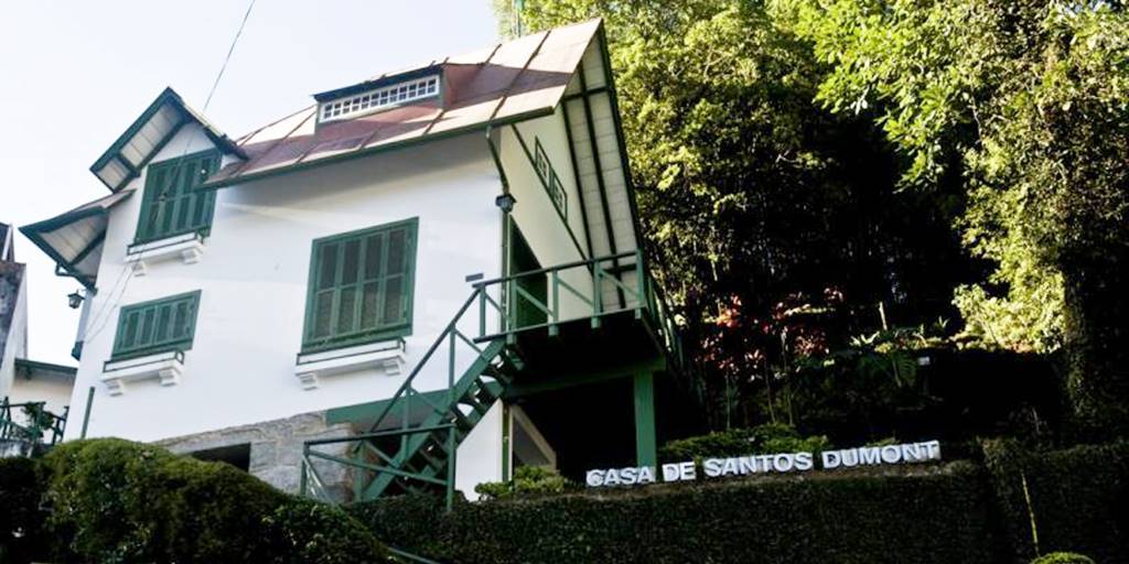 A Casa de Santos Dumont, em Petrópolis, conhecida como "A Encantada", foi construída em 1918, pelo próprio inventor