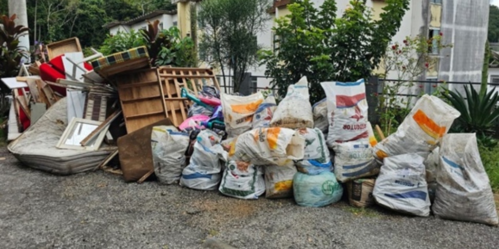 Durante sua explanação, vereador Claudio Damião criticou o serviço e disse que a cidade 'virou um lixão'