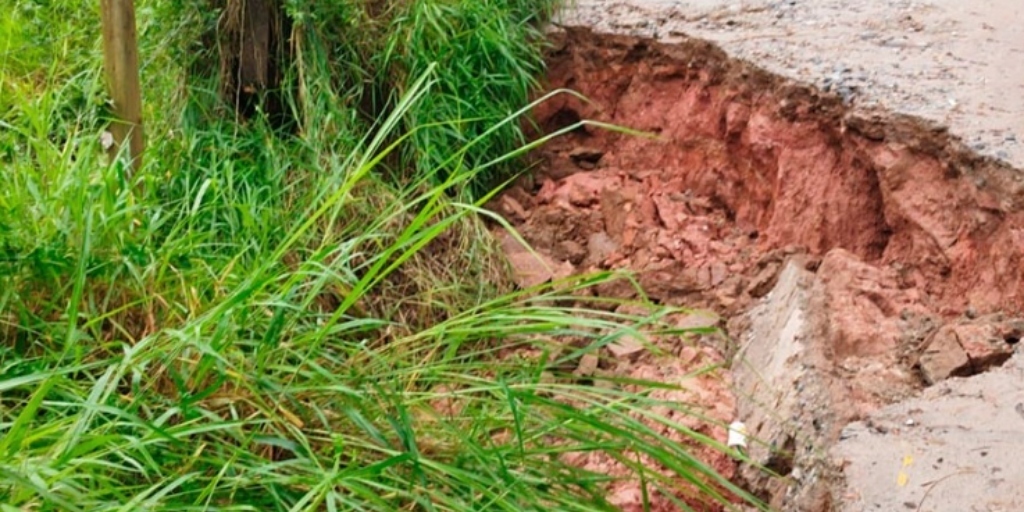 Delizamento de terra na estrada até Cordeiro