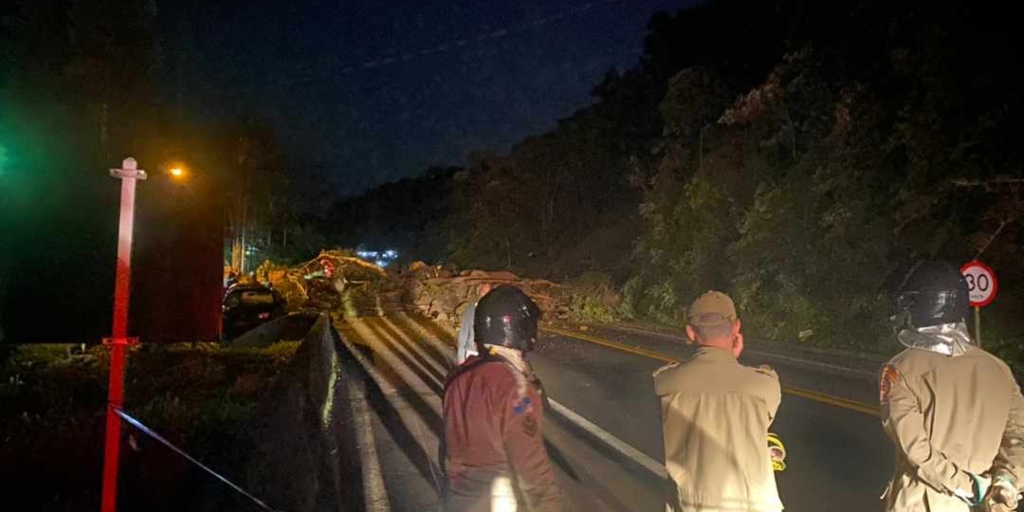 Trecho da BR-116, em Teresópolis, é parcialmente liberado e passa a operar em sistema pare e siga