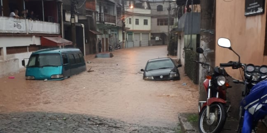Chuvas fortes alagam ruas de Nova Friburgo na tarde desta segunda-feira