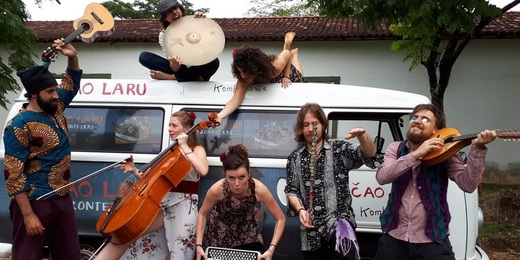 Banda que roda o mundo em uma kombi e um motorhome se apresenta em Friburgo