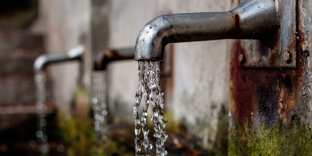 Como está a situação da concessão do serviço de água e esgoto em Teresópolis?