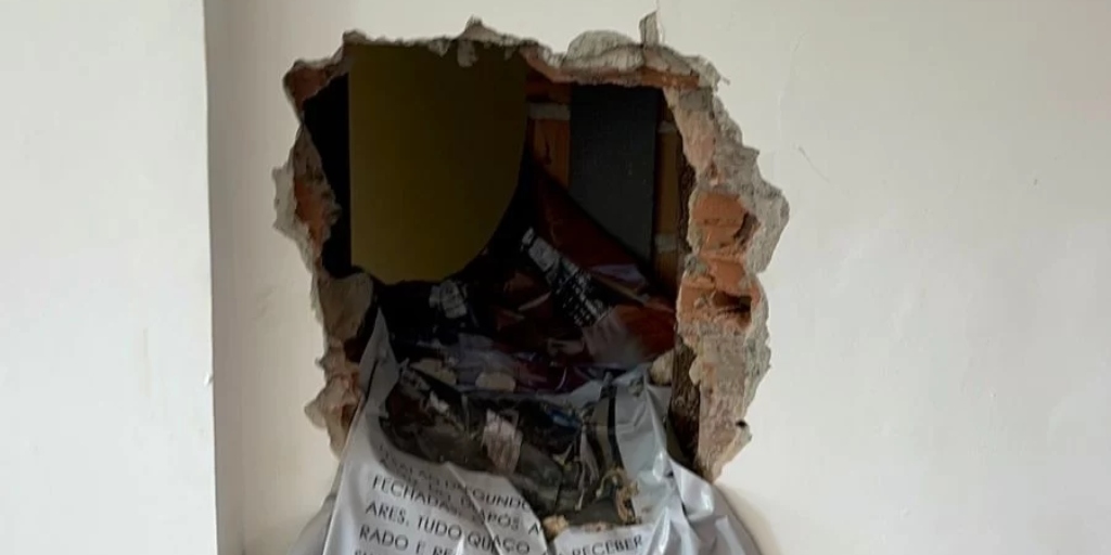 Criminosos abrem buraco no Palácio das Águias, em Cabo Frio, e assaltam joalheria ao lado