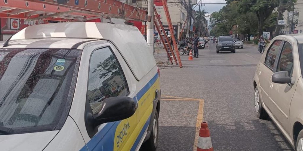 Operação Caça Fio: empresas de internet de Teresópolis realizam trabalho de limpeza dos postes