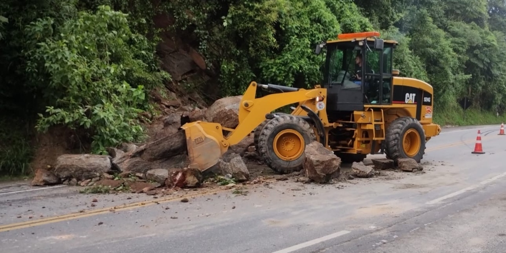 Chuva provoca queda de barreira na RJ-116, na altura do quilômetro 100, em Bom Jardim 