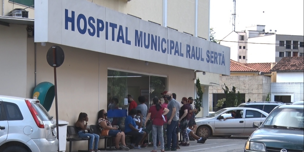 Pacientes aguardam por atendimento na entrada do Hospital Municipal Raul Sertã, em janeiro deste ano 