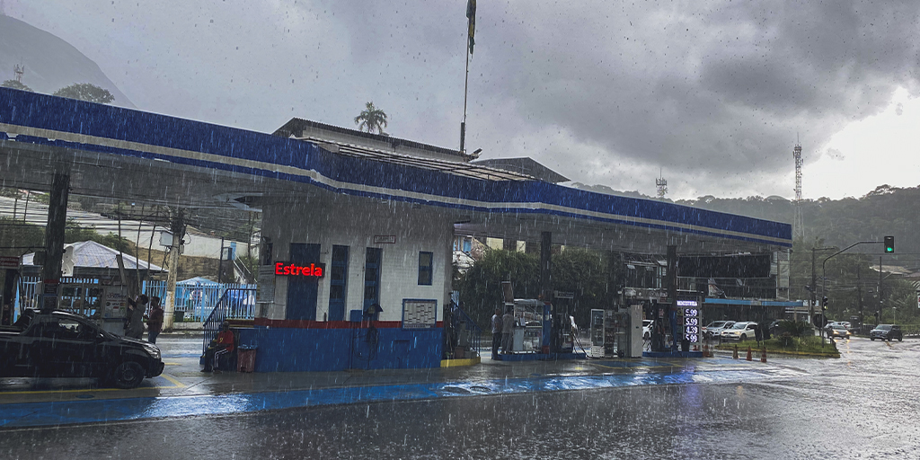 Chuva na tarde desta segunda-feira, 25, no bairro Ponte da Saudade, em Friburgo