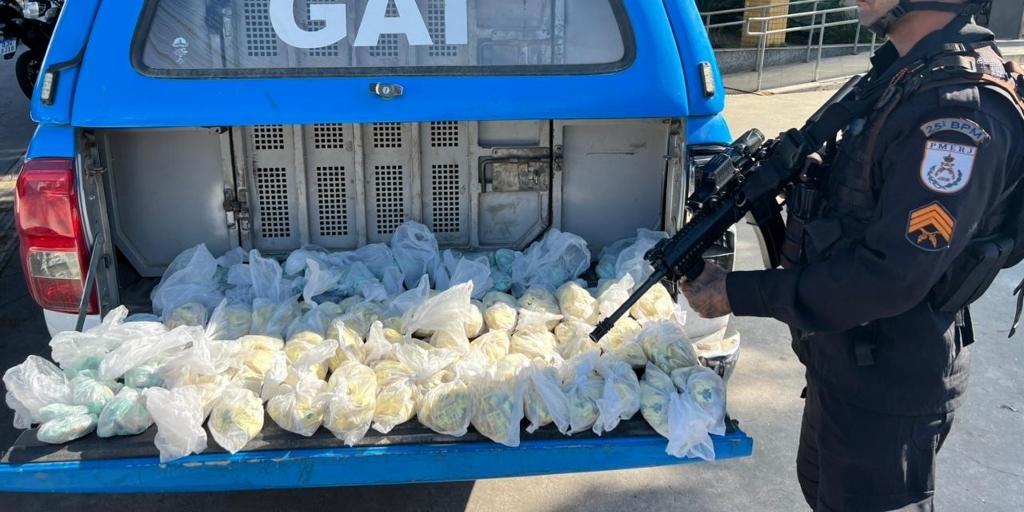 PM apreende mais de 4 mil pedras de crack escondidas próximo à Praia das Dunas, em Cabo Frio