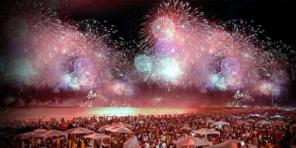 Tradicional queima de fogos na Praia do Forte, em Cabo Frio