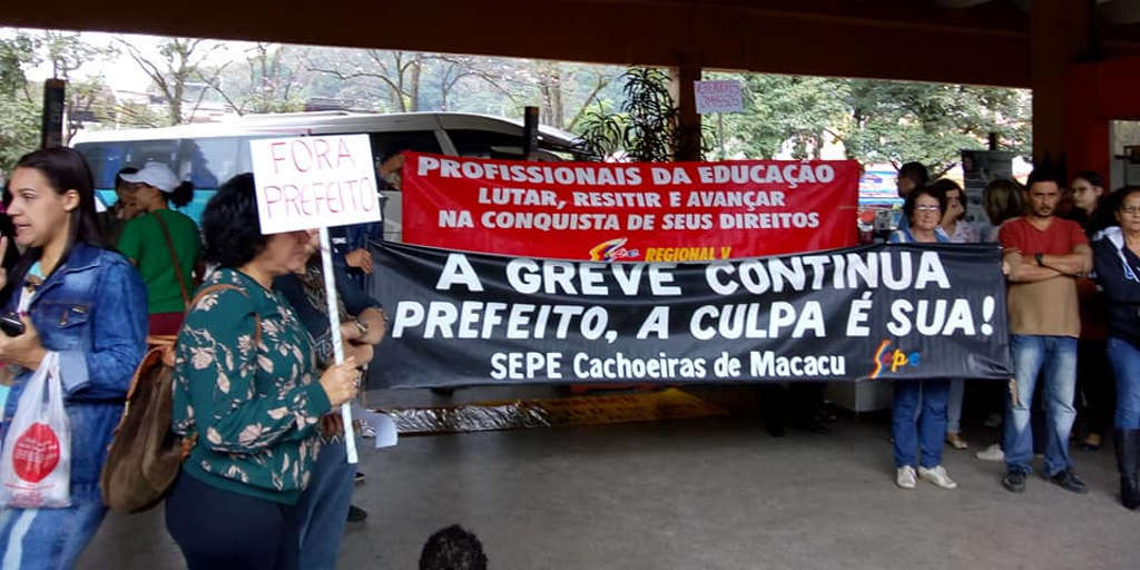 Em greve, servidores da Educação de Cachoeiras de Macacu realizam protesto no Centro da cidade