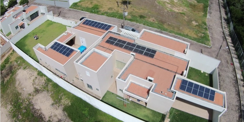 Placas de geração de energia solar instaladas em uma residência