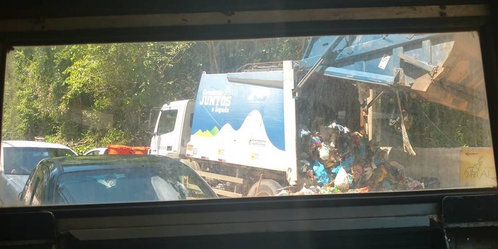 Segundo relato de morador de Lumiar, caminhão não deu vazão para tamanha quantidade de lixo 