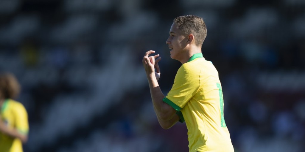 Arthur comemora gol durante jogo do Brasil contra o Paraguai
