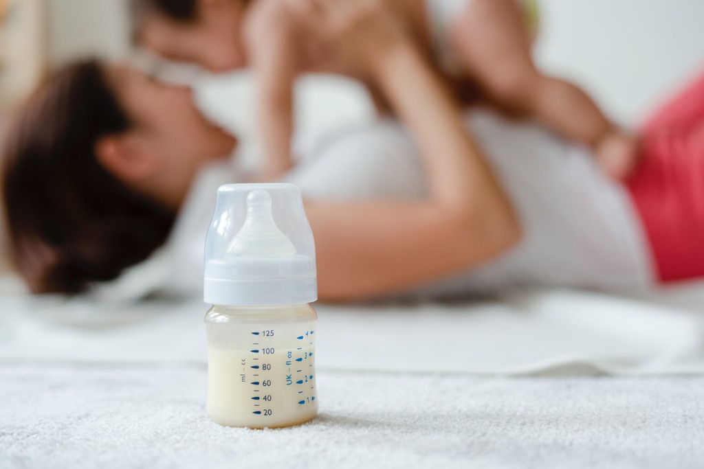Doar leite materno pode ajudar muitas mães com dificuldades para amamentar