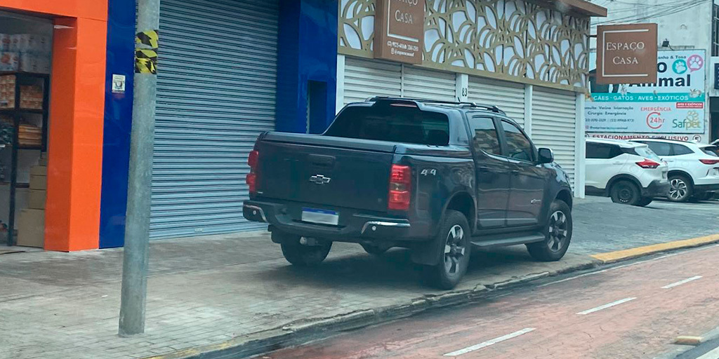 Veículo flagrado estacionado de forma irregular na avenida Euterpe Friburguense
