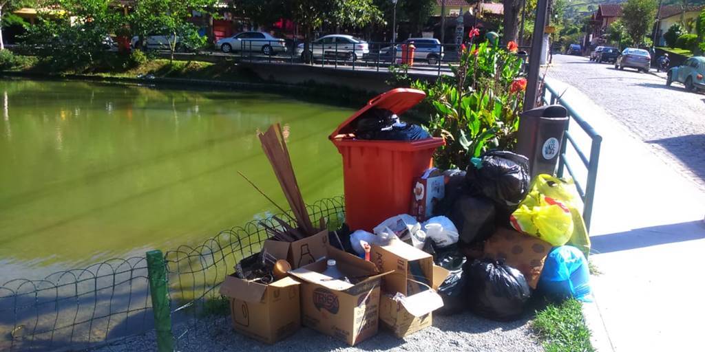Moradores de Lumiar se queixam sobre acúmulo de lixo em áreas do distrito 
